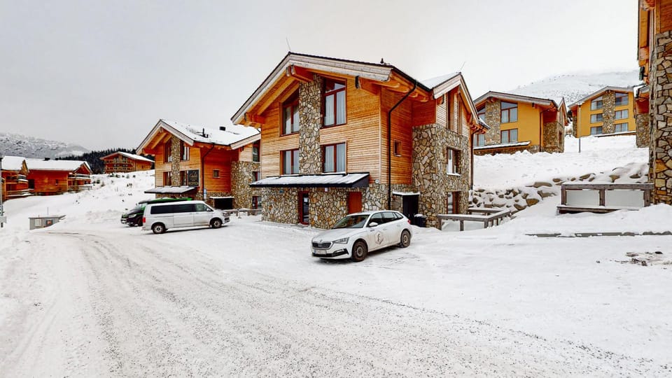 Property building, Natural landscape, Winter, Mountain view, Parking