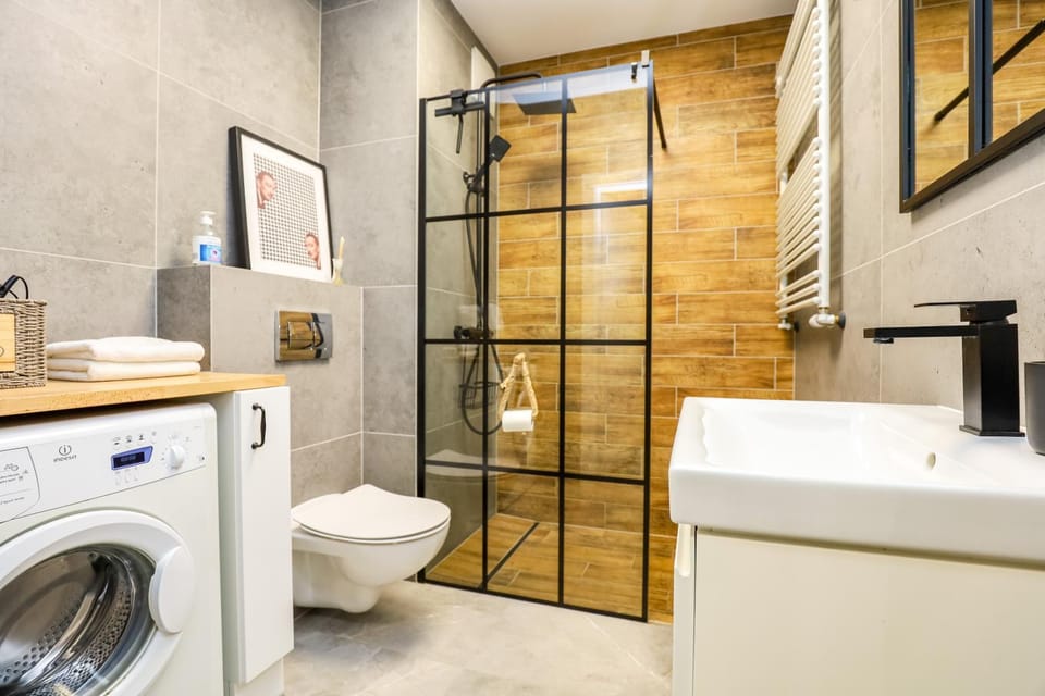 Shower, Toilet