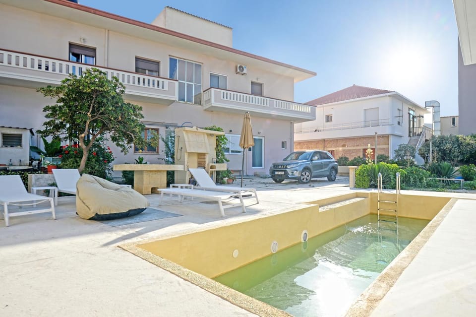 Property building, Garden view, Pool view, Swimming pool, Swimming pool, Parking, sunbed