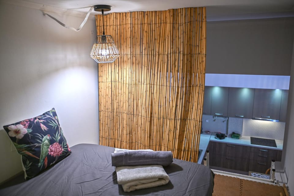 Bed, Kitchen or kitchenette, Bedroom