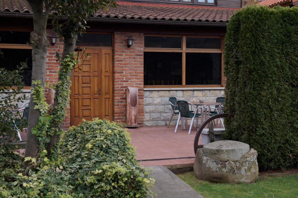 Property building, Patio, Restaurant/places to eat, Off site, Day, Garden, Garden, Balcony/Terrace, Dining area, Garden view