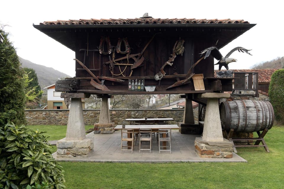 Property building, Patio, Restaurant/places to eat, Off site, Day, Natural landscape, Garden, Garden, Balcony/Terrace, Dining area, Garden view, Mountain view