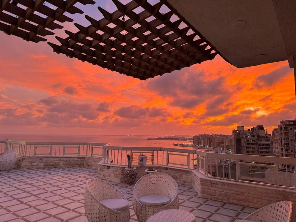 Villas with direct sea views and apartments with partial sea views in Miami, Alexandria, Al Safwa Tower, Apartment in Alexandria
