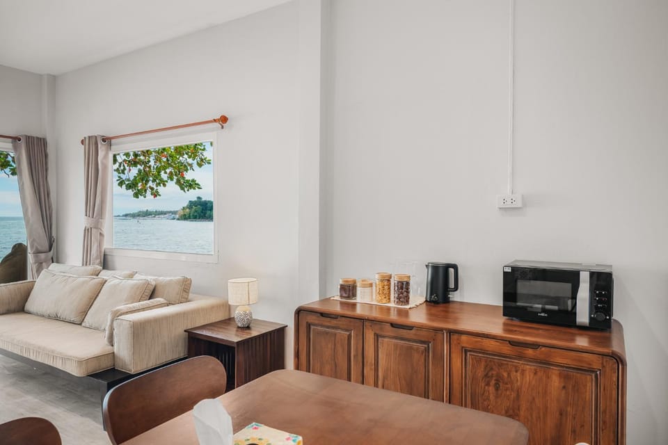 TV and multimedia, Kitchen or kitchenette, Living room, Dining area, Sea view