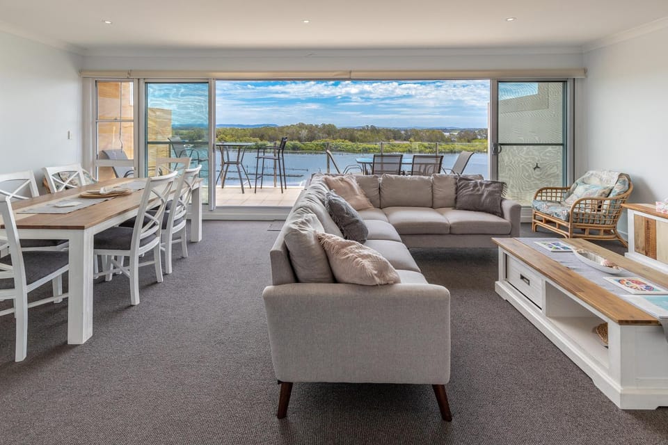 Living room, Dining area, Lake view