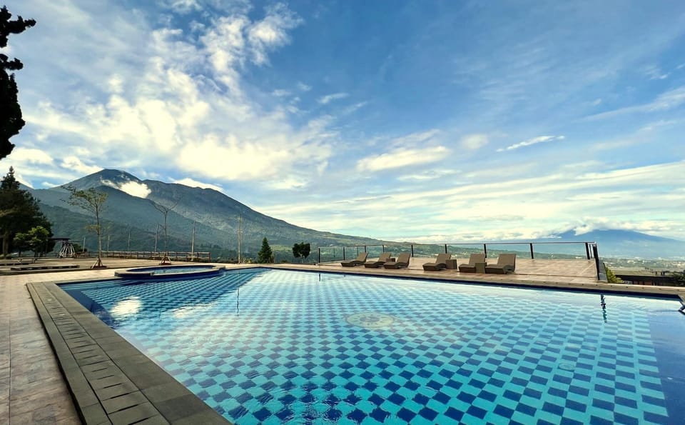 Swimming pool, sunbed