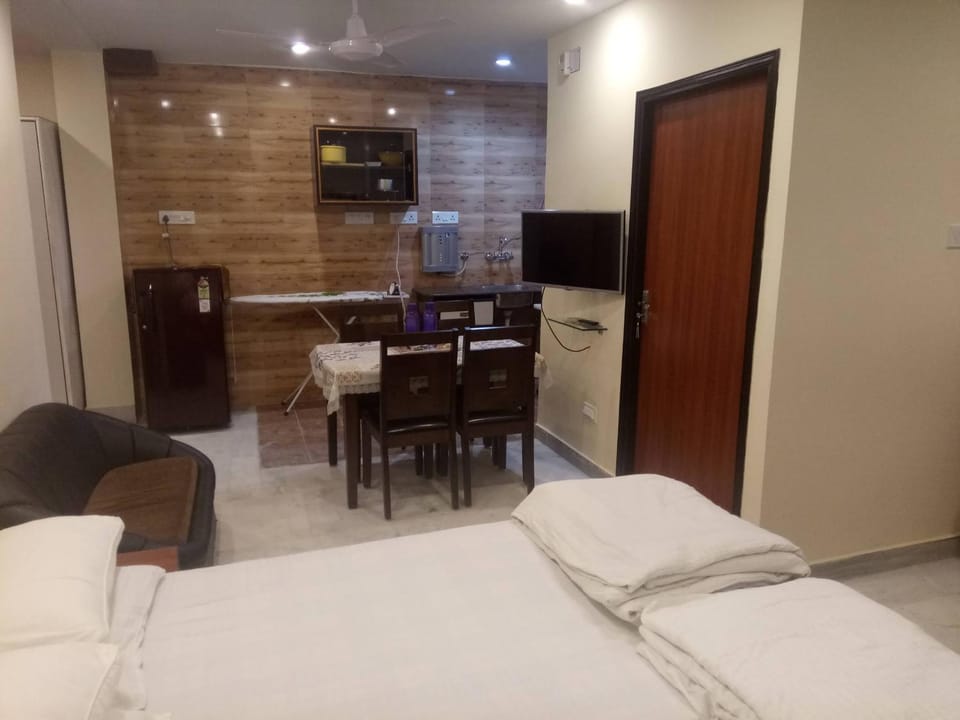 Bed, Dining area