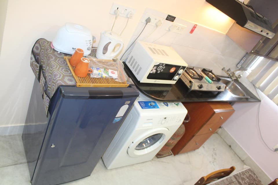 Kitchen or kitchenette, minibar, oven, toaster, washing machine
