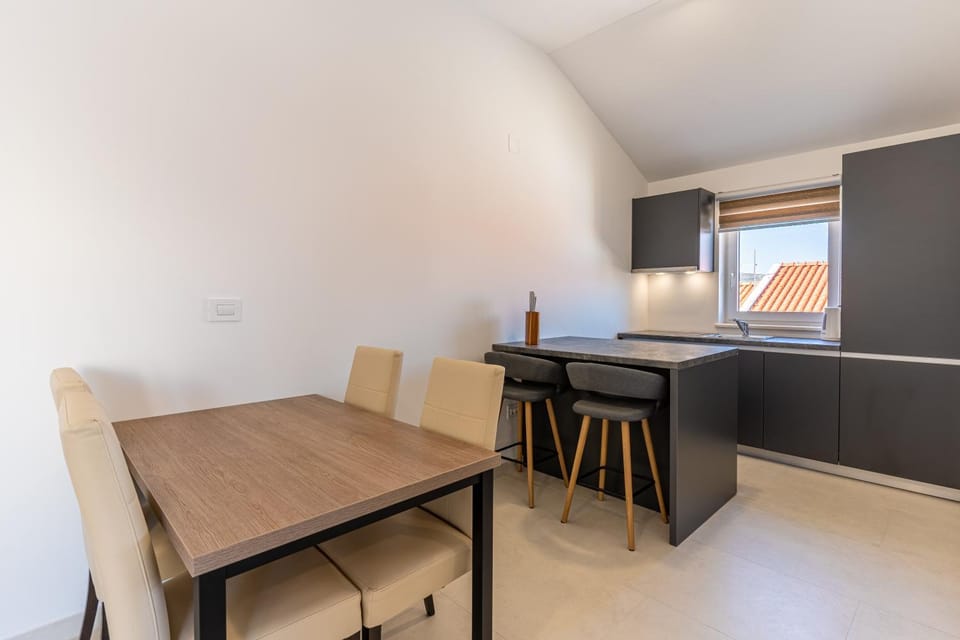 Dining area, kitchen