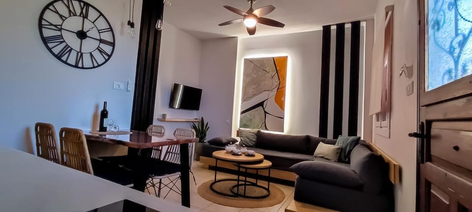 TV and multimedia, Living room, Seating area, Dining area