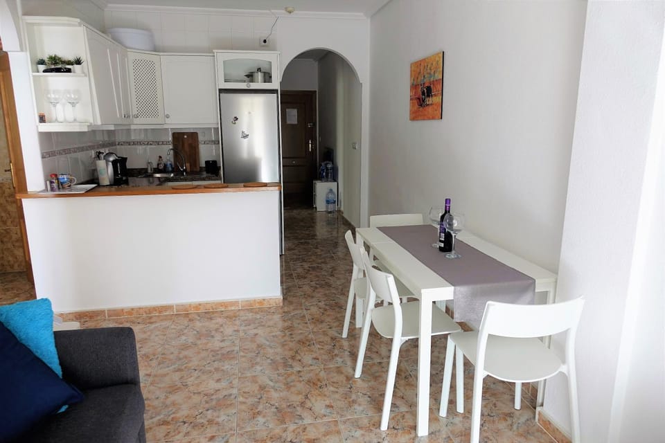 Kitchen or kitchenette, Dining area
