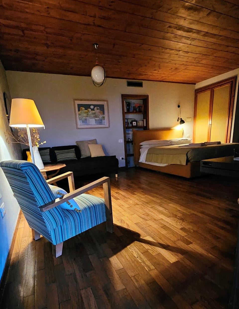 Photo of the whole room, Bedroom