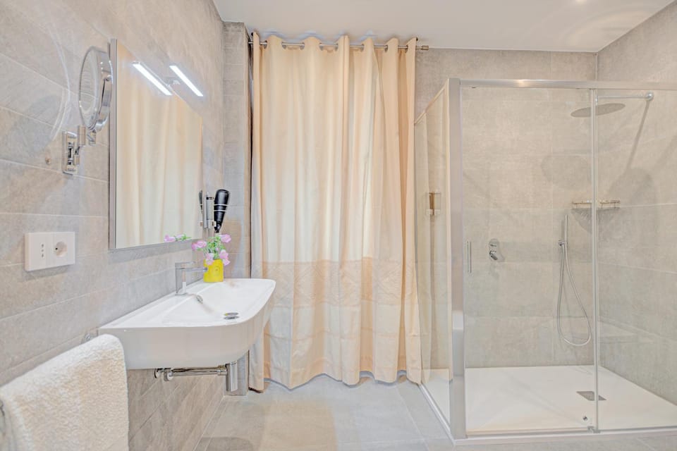 Shower, Bathroom, towels