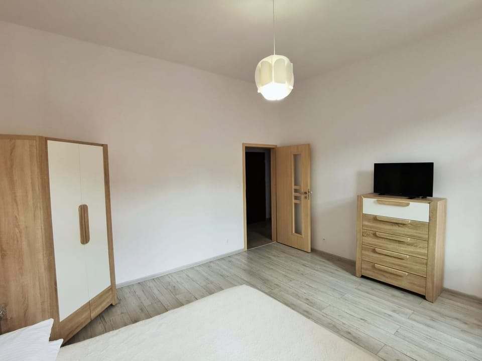 Bed, TV and multimedia, Bedroom