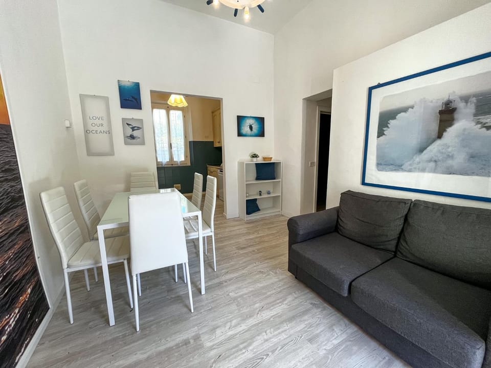 Communal lounge/ TV room, Living room, Dining area, locker