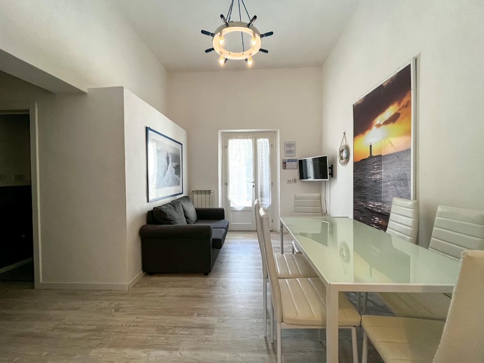 Communal lounge/ TV room, TV and multimedia, Living room, Other, Seating area, Dining area, locker