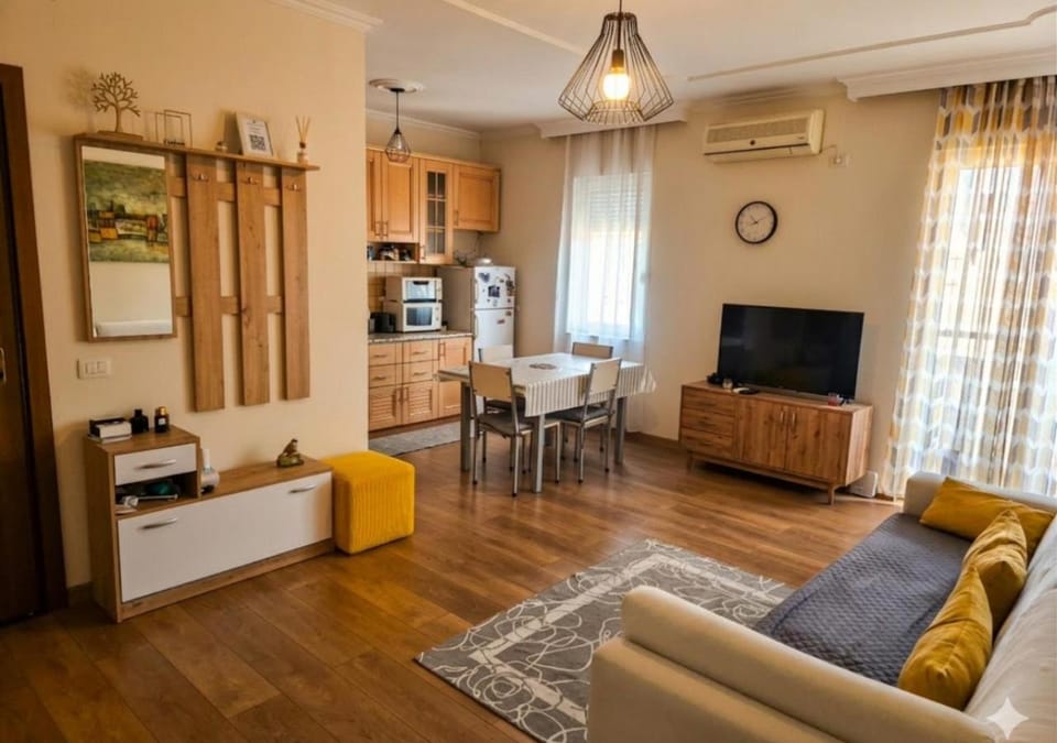 Communal lounge/ TV room, Kitchen or kitchenette, Living room, Dining area, oven, air conditioner