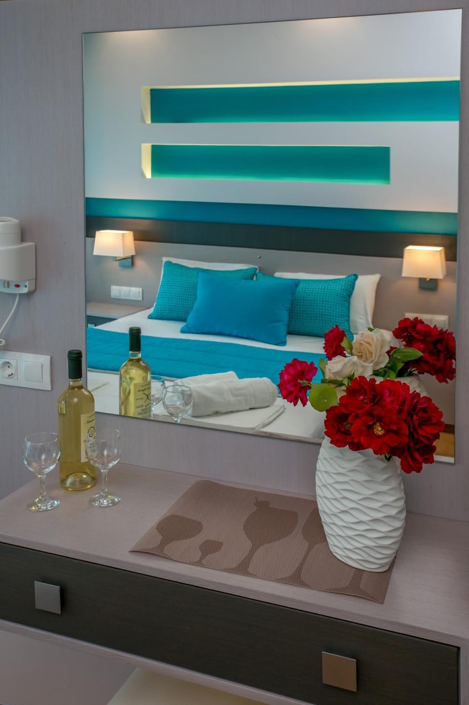 Photo of the whole room, Decorative detail