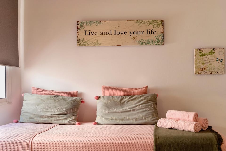 Bed, Decorative detail, Text overlay, towels, towels