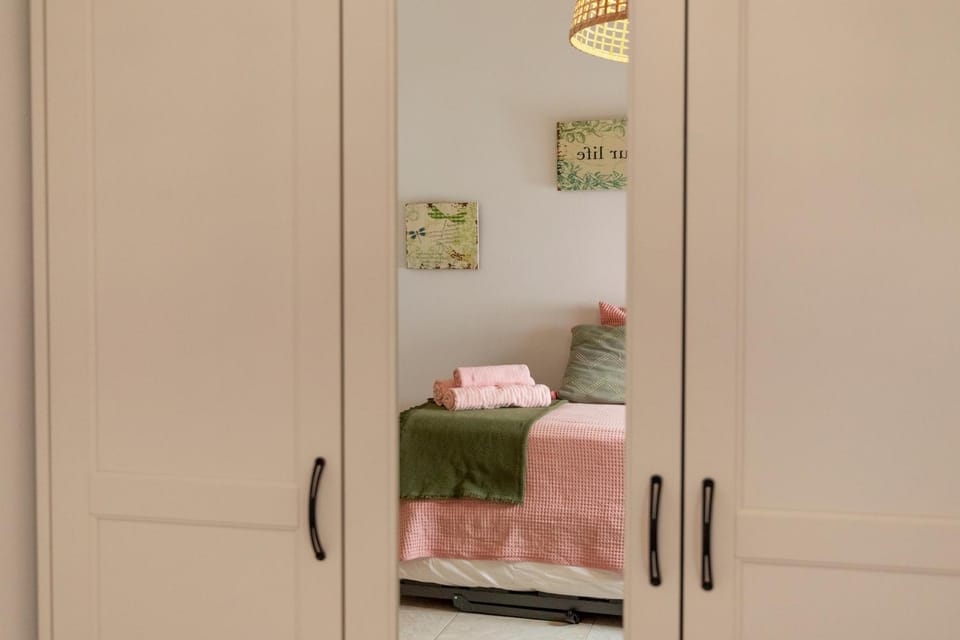 Bed, Decorative detail, towels, wardrobe