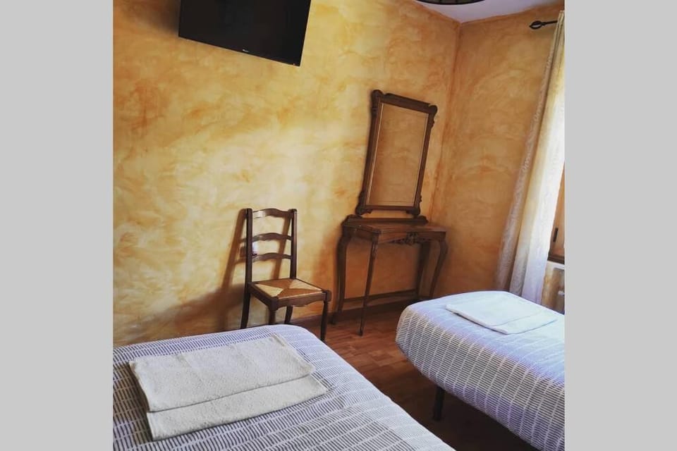 Bed, TV and multimedia, Bedroom