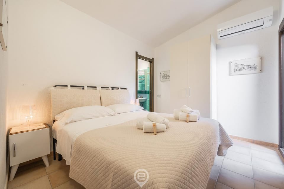 Bed, Bedroom, towels