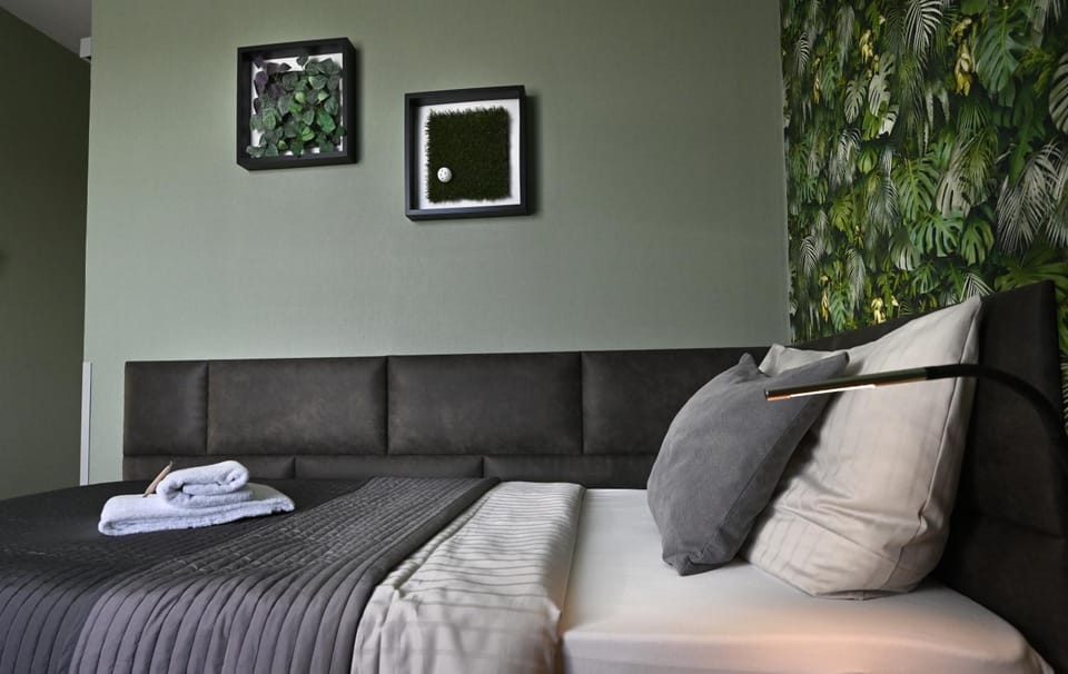 Bed, Photo of the whole room, towels