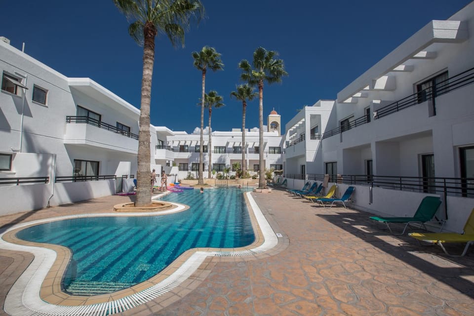 Property building, Balcony/Terrace, Swimming pool