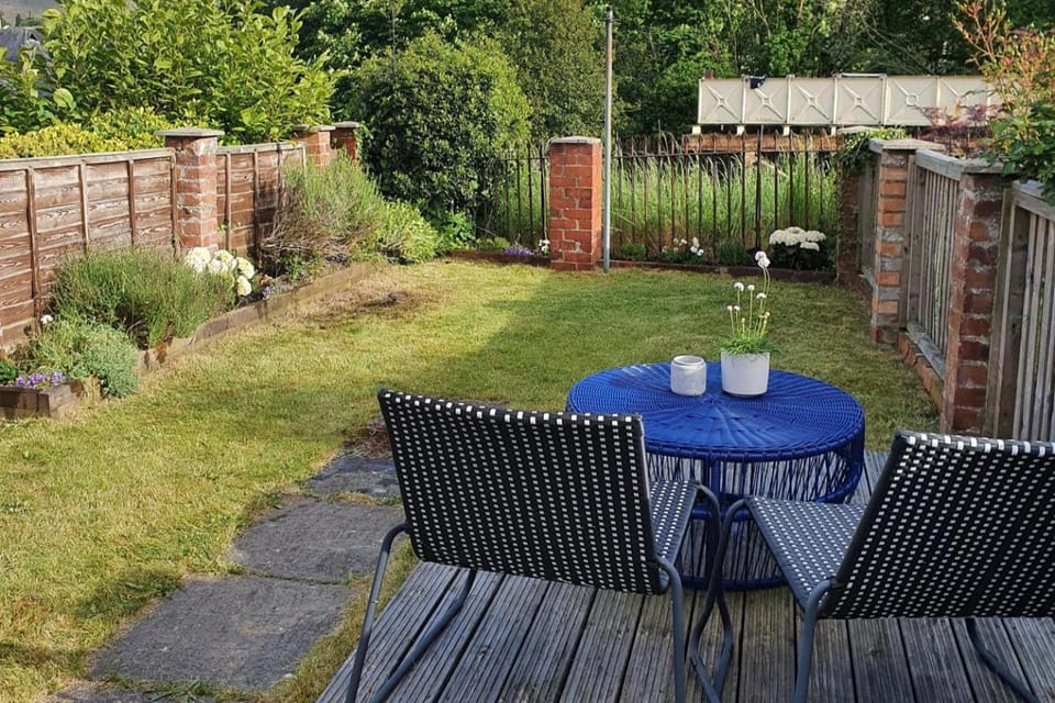 Llangollen 1-Bed Cottage Sleeps 2 with Parking House in Llangollen