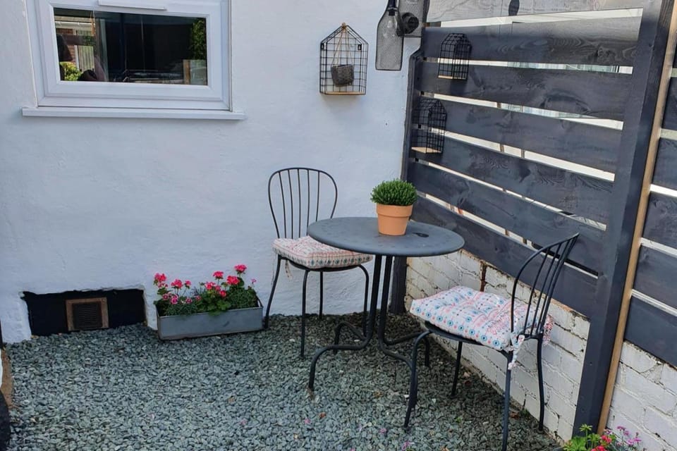 Llangollen 1-Bed Cottage Sleeps 2 with Parking House in Llangollen