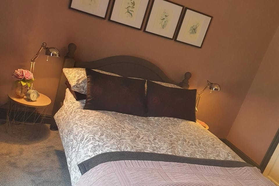 Llangollen 1-Bed Cottage Sleeps 2 with Parking House in Llangollen