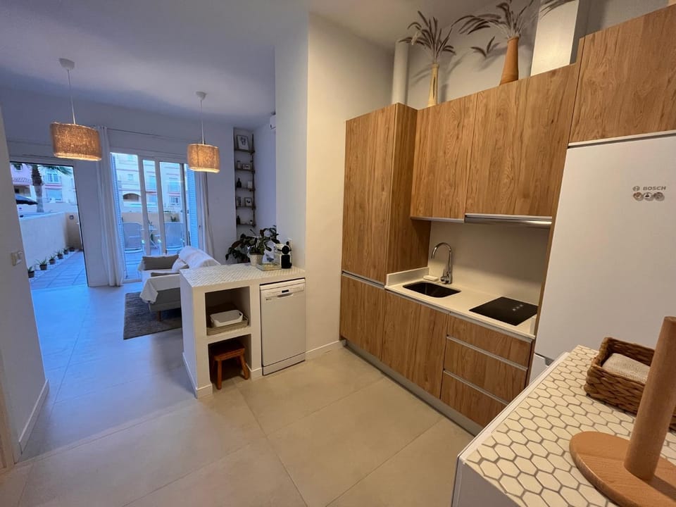 Kitchen or kitchenette, dishwasher, minibar, stove