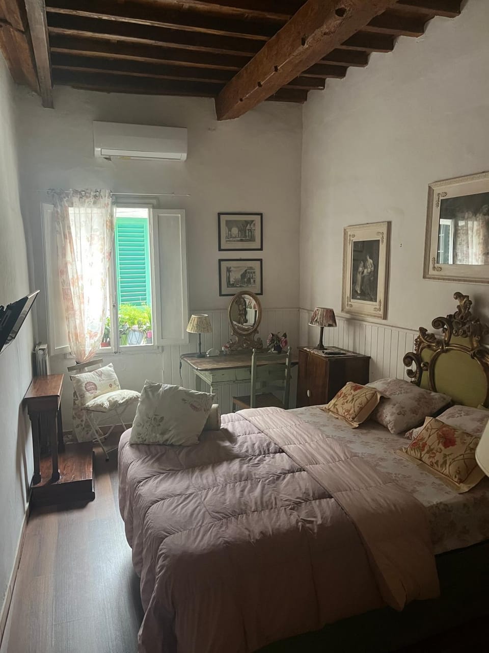 Photo of the whole room