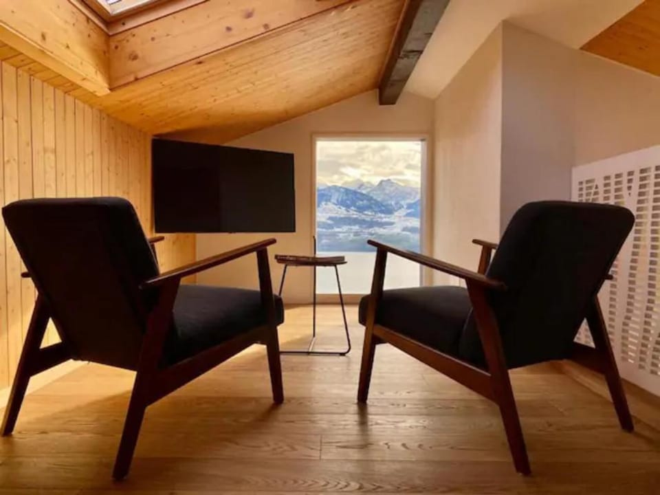 Communal lounge/ TV room, Natural landscape, Seating area, Mountain view
