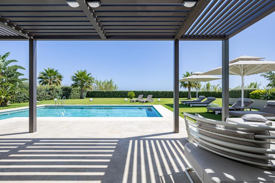Garden view, Swimming pool, sunbed