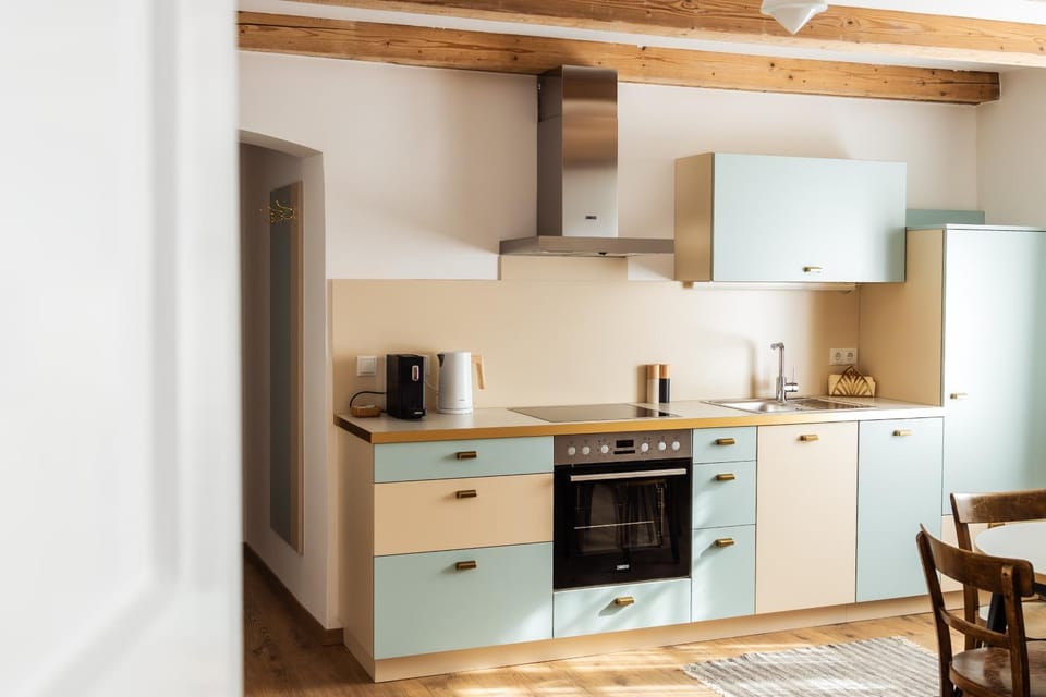 Coffee/tea facilities, Kitchen or kitchenette, Dining area, dishwasher, oven, stove