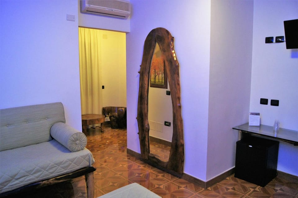 Photo of the whole room, Decorative detail