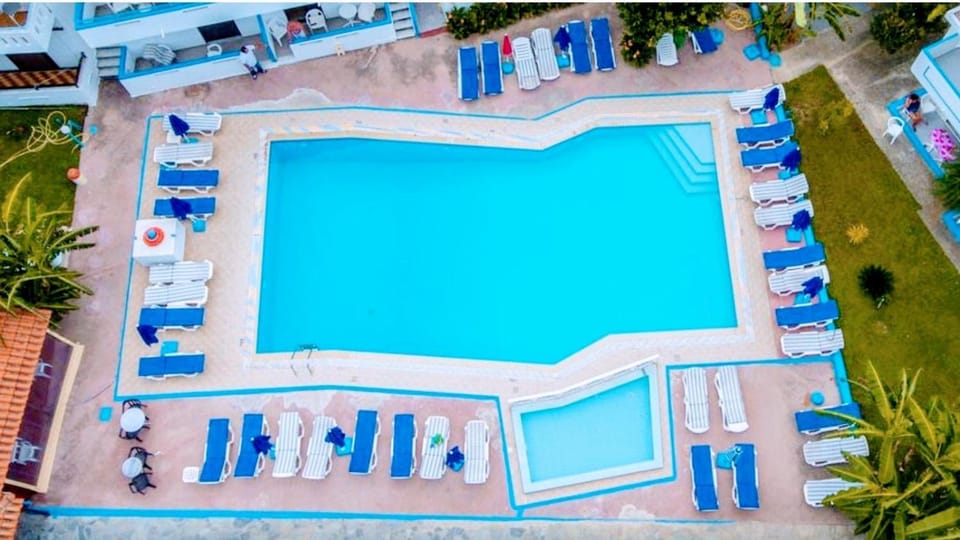 Property building, Day, Pool view, Swimming pool, Breakfast, sunbed
