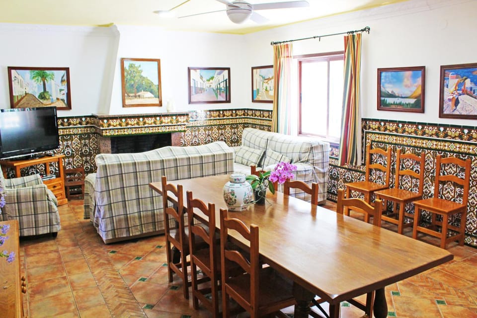 Communal lounge/ TV room, Living room, Dining area