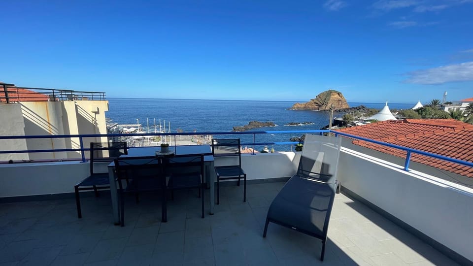 View (from property/room), Balcony/Terrace, Seating area, Dining area, City view, Landmark view, Sea view, Area and facilities