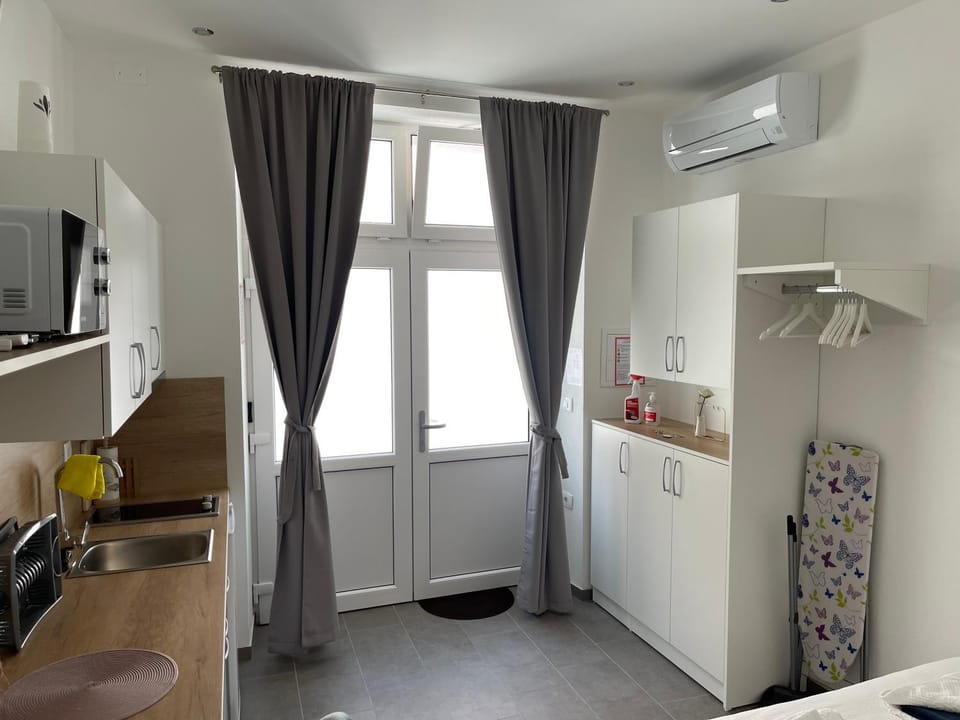 TV and multimedia, Kitchen or kitchenette, Dining area, microwave, air conditioner