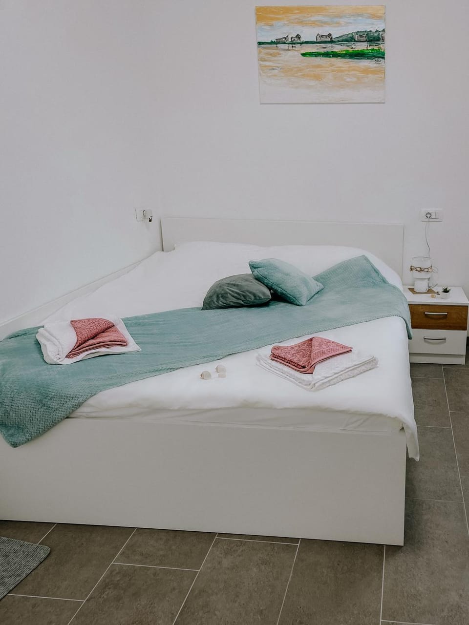 Bed, Photo of the whole room, Bedroom, towels