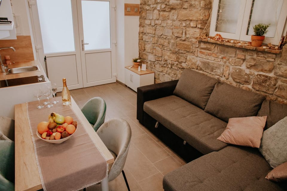 Living room, Food and drinks, Seating area, Dining area