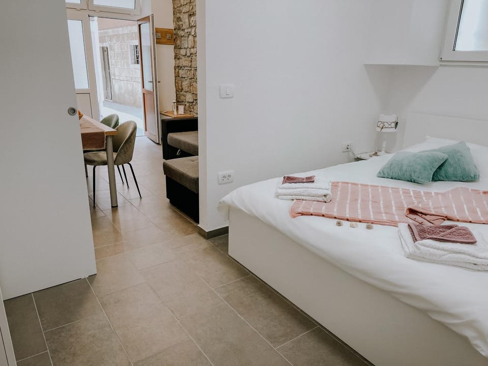 Bed, Photo of the whole room, Seating area, Bedroom, towels