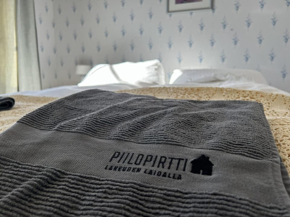 Bed, towels