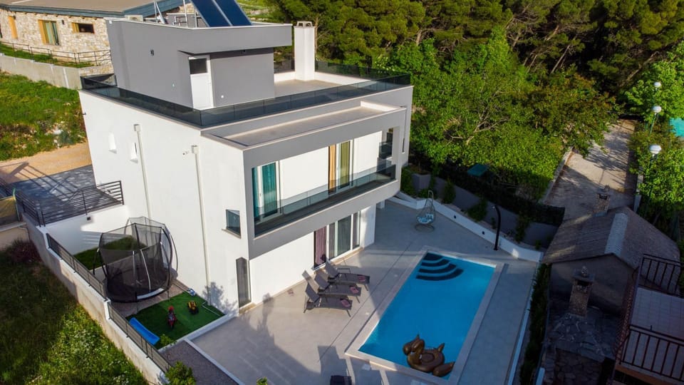 Bird's eye view, Pool view