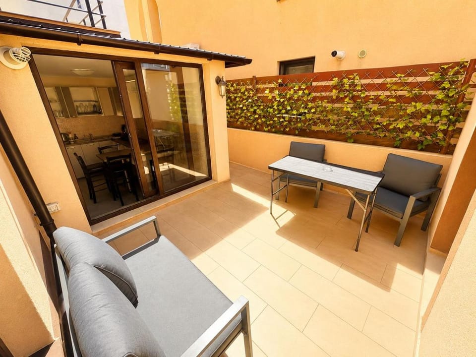Day, Balcony/Terrace, Seating area, Dining area