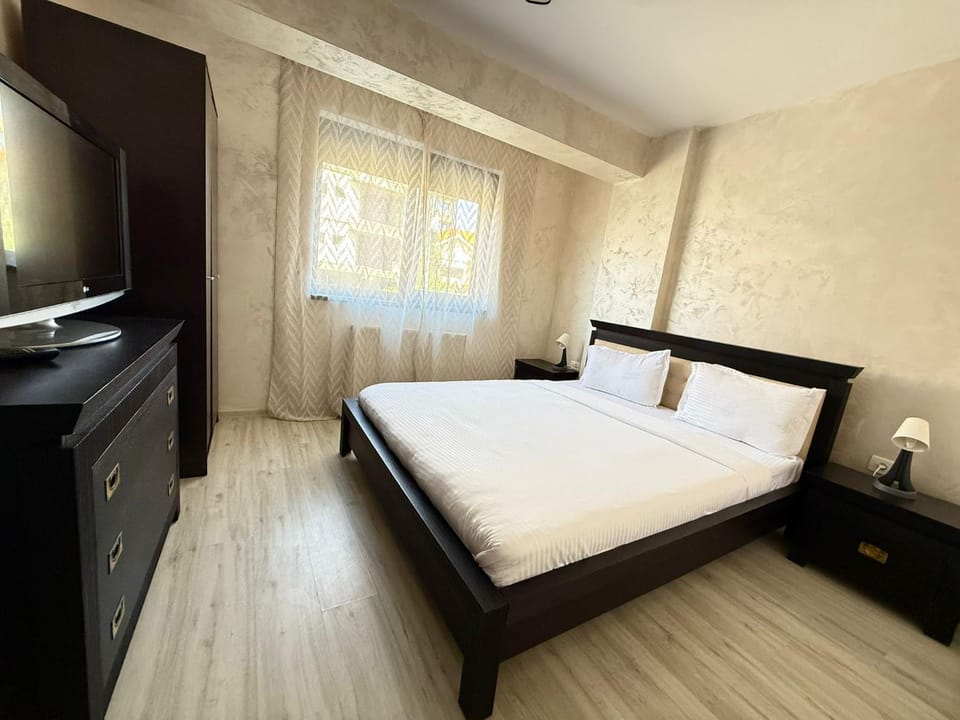 Bed, TV and multimedia, Evening entertainment, Bedroom