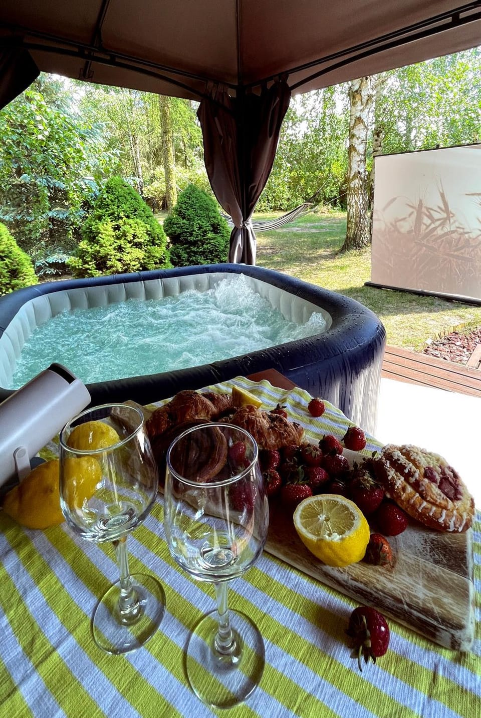 Garden, Hot Tub