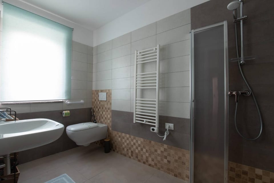 Shower, Toilet, Bathroom, Facility for disabled guests